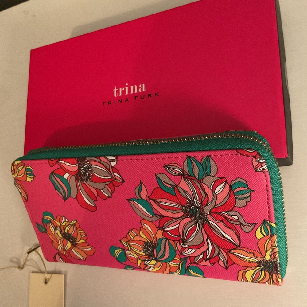 Trina Turk Floral Print Zip Around Wallet Clutch NWT
8”Lx 4”Wx 1”D